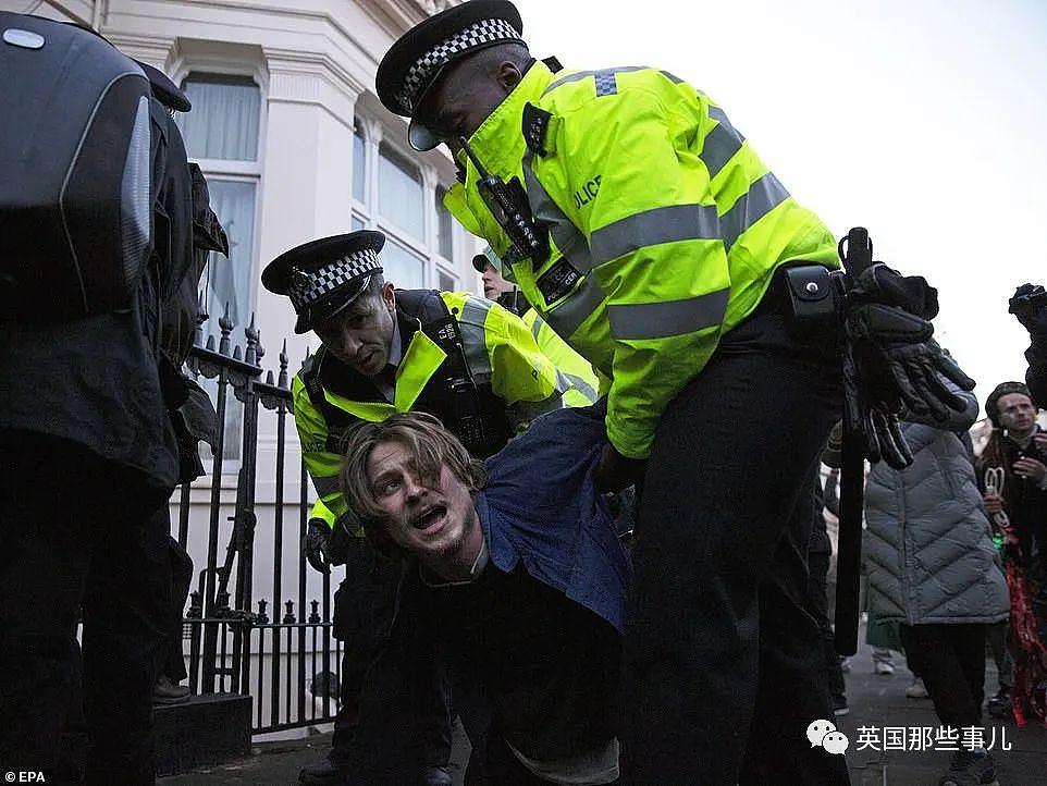英国抗议者私闯占领寡头豪宅，宣布欢迎难民…伦敦市长：警察为啥要管？ 啊？ - 18