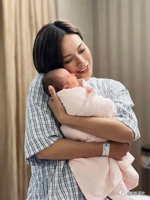 42 岁前 TVB 女星诞下女儿 与丈夫轮流抱娃爱不释手 - 7