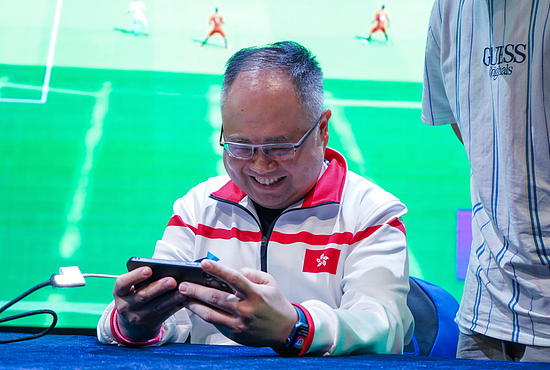 中国香港电竞总会会长 陈龙盛先生正在体验《最佳球会》PVP友谊赛模式