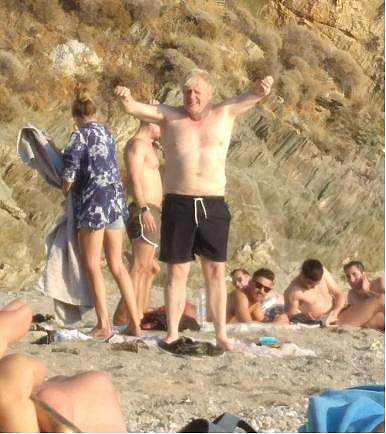 约翰逊希腊沙滩上“胸肌照”曝光，俄媒体人：还是决定跟普京比比？ - 1