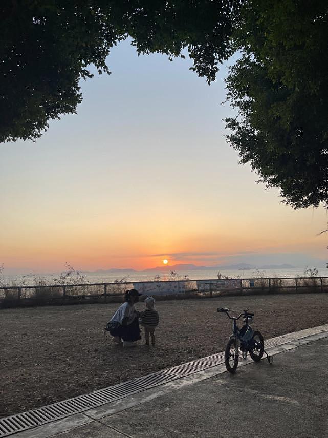 林峯带妻女出游 掌镜拍下张馨月和女儿温馨瞬间 - 3