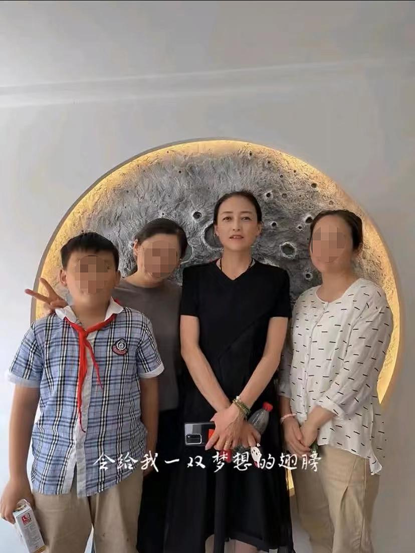 靳东妹妹晒全家合影！外甥女罕见曝光，高颜值抢眼欲进军娱乐圈 - 5