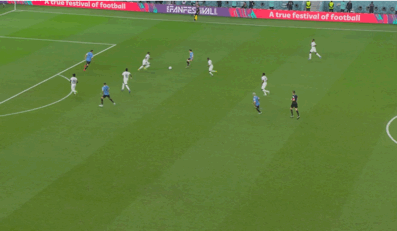 世界杯判罚解读：乌拉圭屡遭争议小组出局，赛后围堵裁判 - 10