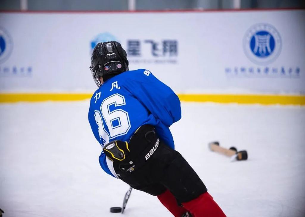 中国冰球场上不止“拼爹式”教育，企业高管陪娃练三年怕不会竞争 - 9