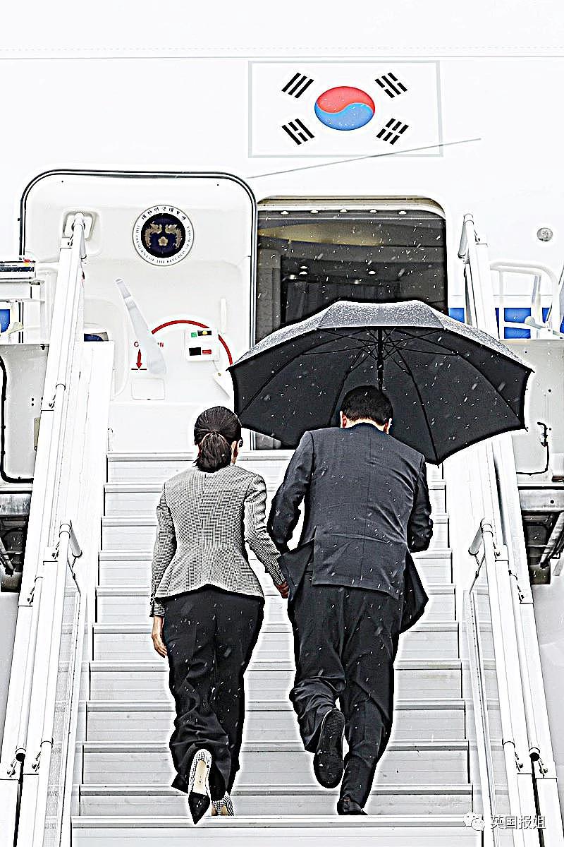 韩国总统爱妻人设崩塌！抢走雨伞让妻子淋雨，网友：跟川普一模一样！ - 7