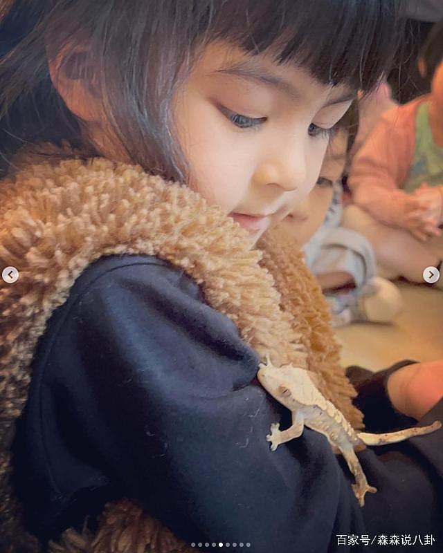 贾静雯公开女儿玩蛇照，咘咘和波妞被活蛇缠身，淡定摆 pose 出镜 - 5