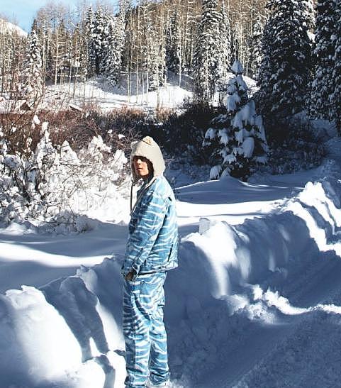 陈冠希与妻女携手拍大片，与 4 岁女儿雪地打闹 - 2