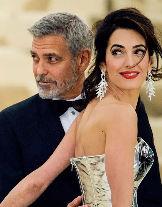 被克鲁尼高攀的Amal Clooney也被岁月高攀了吧！她怎么就看不腻呢？ - 9