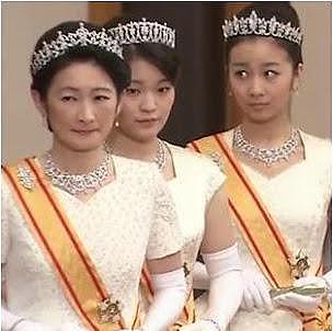 同是姐妹俩，真子佳子的王冠向纪子看齐，而绚子典子的各有特色 - 7