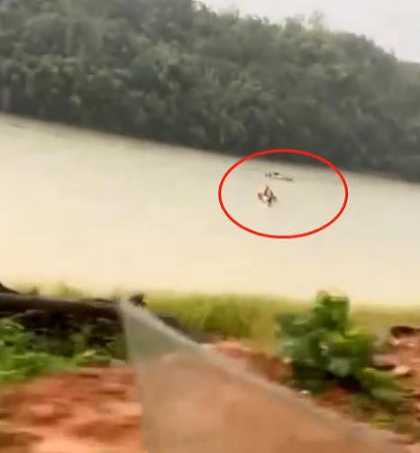 惊险瞬间！湘潭一男子划龙舟被雷击中落水失联 - 3