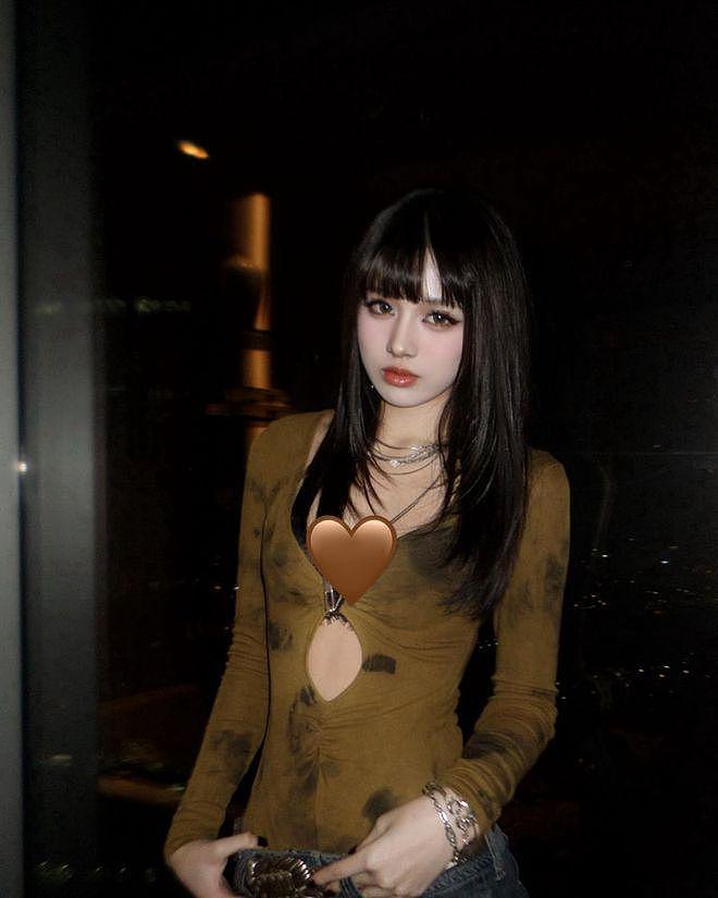 汪峰 18 岁长女罕晒浓妆美照，造型时尚变化大 - 2