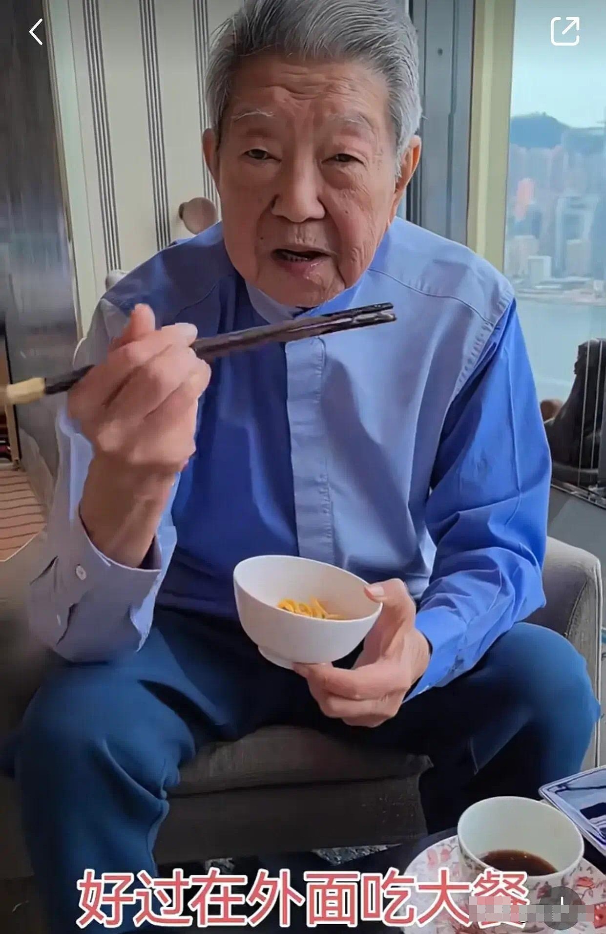 82岁蔡澜不养生不忌口，吃油腻午餐：炒油面，猪皮，香肠！太香了 - 11