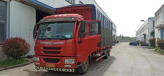 “上海牌照一律不给进”！货车司机在车上吃住 27 天，还有车被贴上“封条” - 1