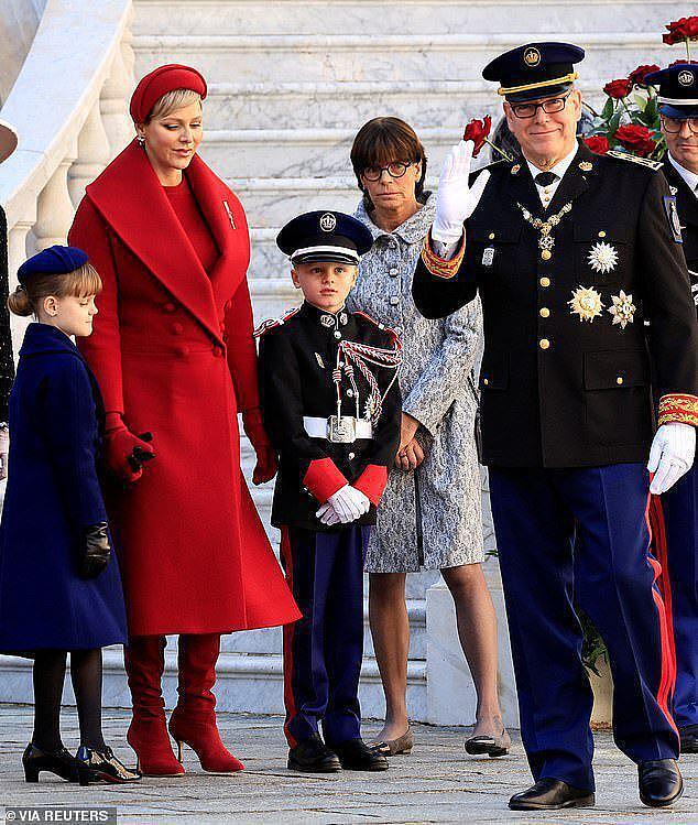 摩纳哥王室齐聚！夏琳被抢风头，8 岁公主穿红底鞋 - 3
