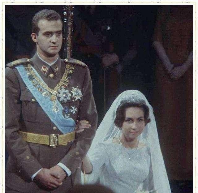 西班牙王室3顶王冠：莱蒂齐亚自信耀眼，却不及公主婆婆温婉高贵 - 18