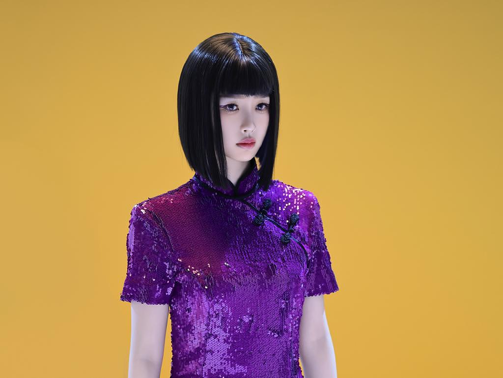 虞书欣穿紫色旗袍换短发 表情冷淡似机器人 - 1
