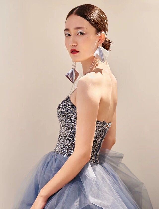 风靡时尚圈的深空蓝拖地长裙，搭配施华洛世奇亮钻，低调而优雅 - 5