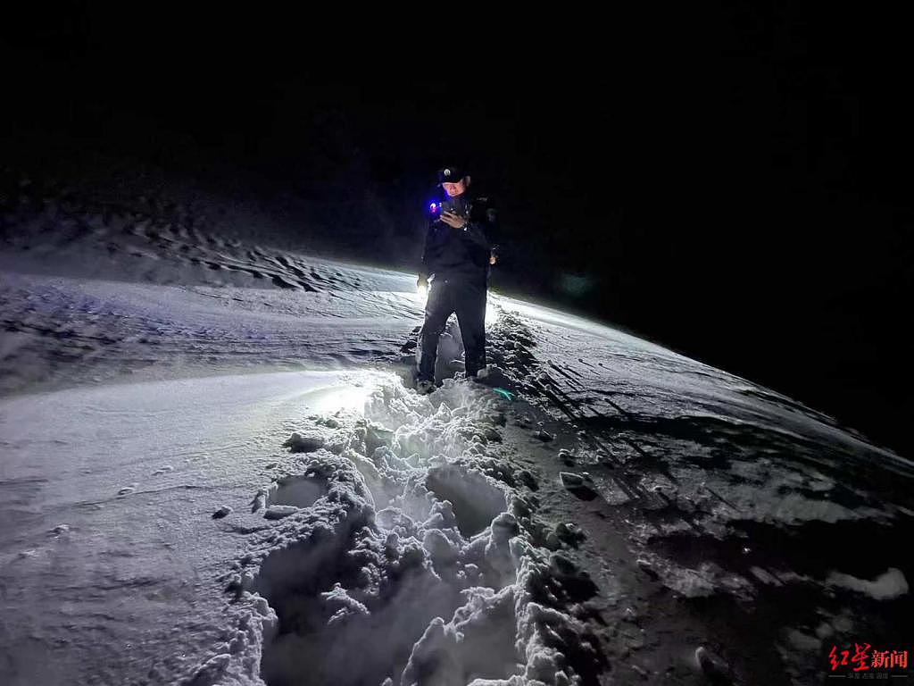 成都游客遇暴风雪被困巴朗山垭口，23 人救援队深夜雪地营救 - 2