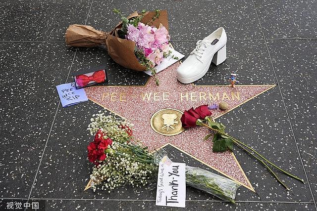 喜剧演员保罗 · 雷宾斯去世 路人在好莱坞星光大道献花悼念 - 2