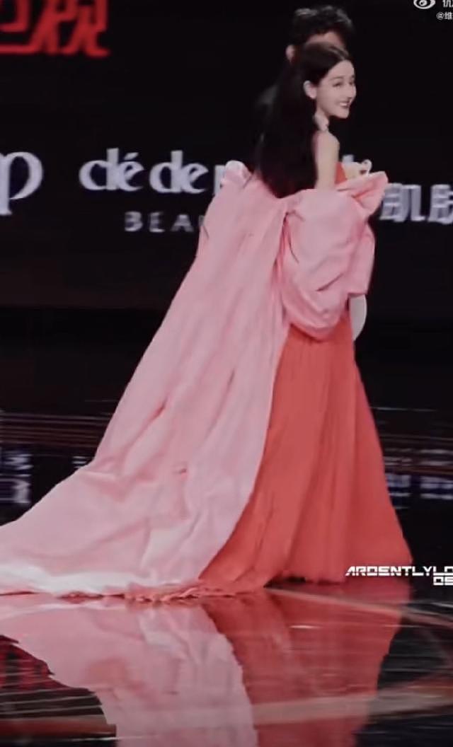 迪丽热巴穿粉色拖地长裙优雅迷人 被叫全名反应真实又可爱 - 2