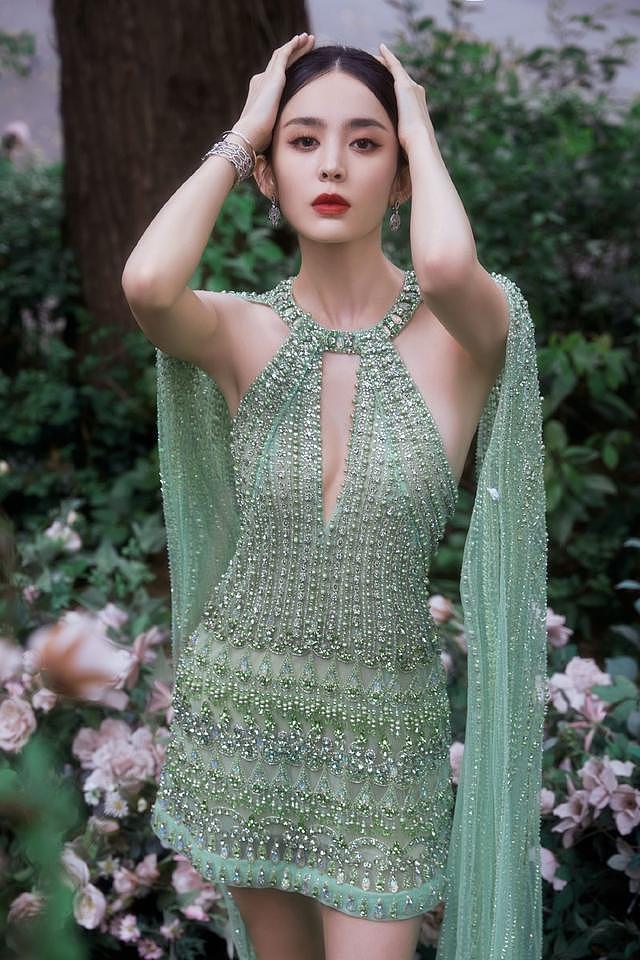 娜扎异域神女大片 穿绿色珠裙隐入朦胧绿意散发神秘“蛊”力 - 8