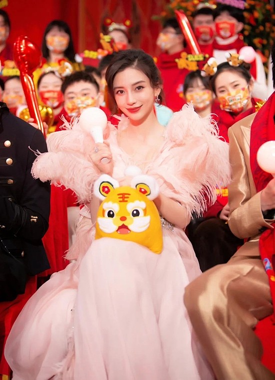 北京台春晚是有选女代言人的本事在身上的 - 18
