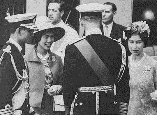 25年前英女王出访泰国，诗丽吉满身珠翠好耀眼，整容脸还是输了 - 5