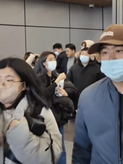 韩男团来中国办活动，保镖机场撞飞女粉，偶像一脸冷漠 - 2