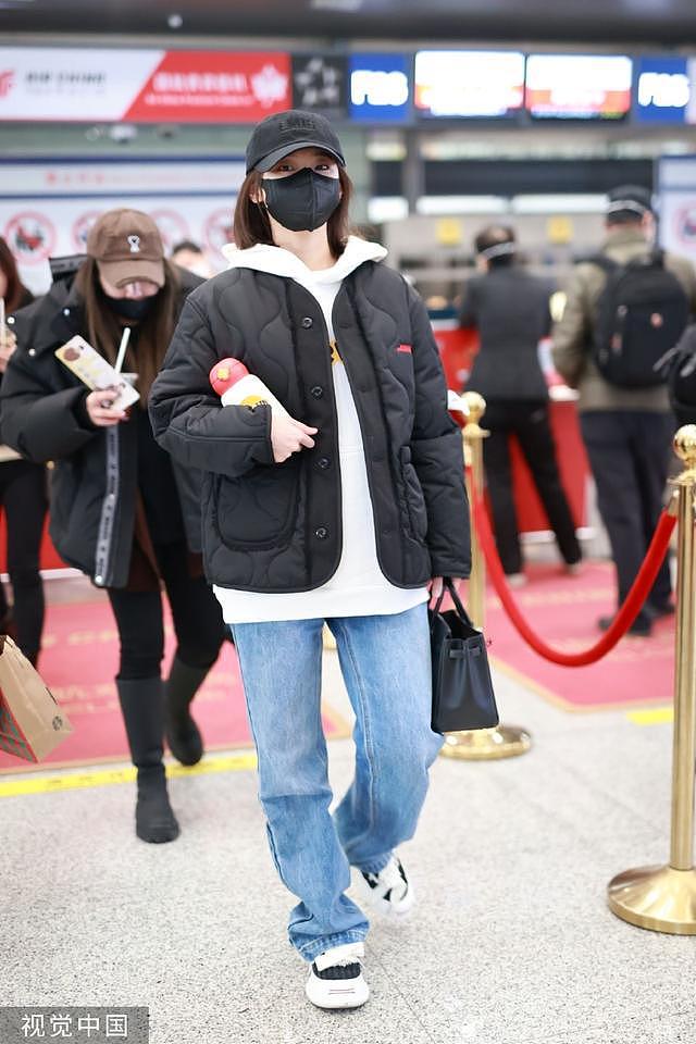 张佳宁休闲造型现身机场 白色帽衫搭黑色外套活力随性 - 2