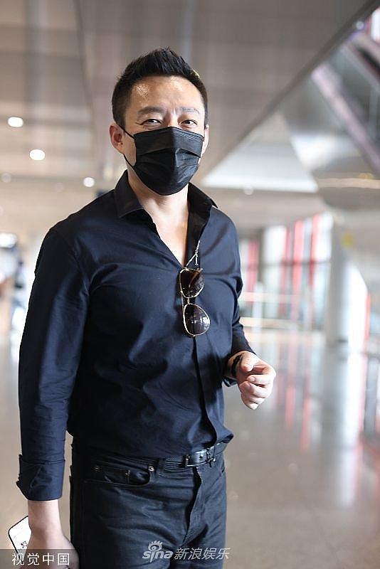 汪小菲全黑造型抵达首都机场 俩孩子并未出现在他身边 - 4