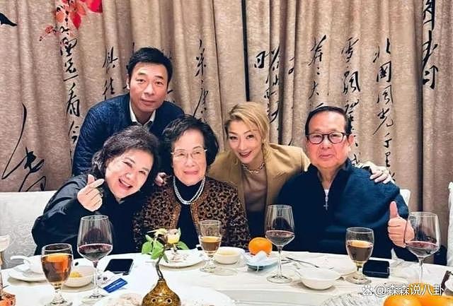 郑秀文生病半年外出吃大餐，老公家人在场，许志安和岳母同框 - 4