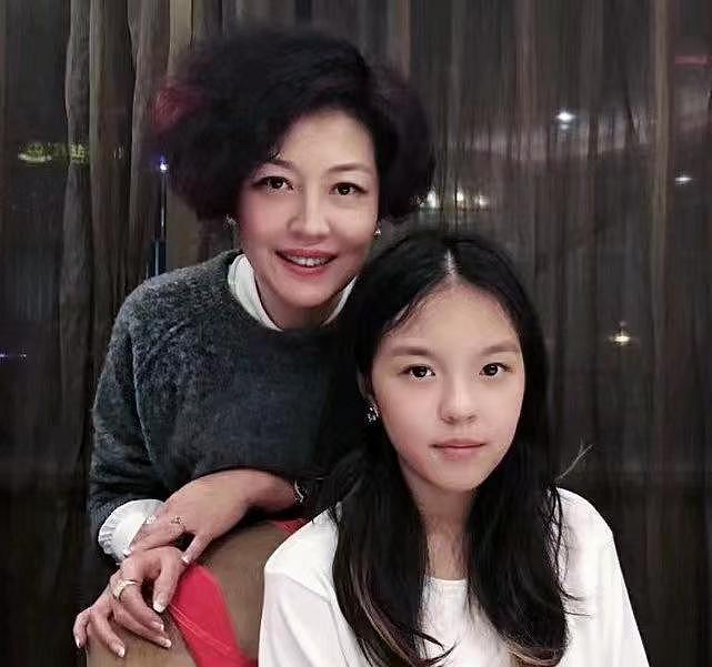 哈文晒与女儿吃烤肉照片，20 岁法图麦神似李咏 - 4