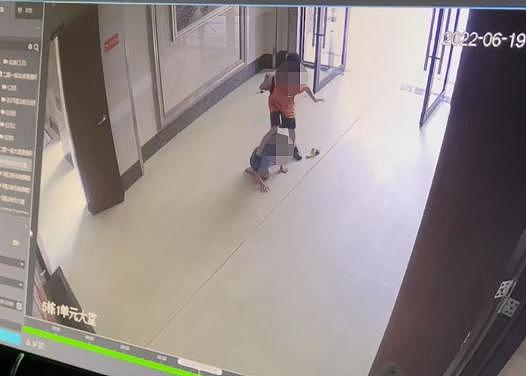湖南 3 岁男童从 17 楼坠落，监控显示事发前曾遭 8 岁孩子推倒踢打 - 2