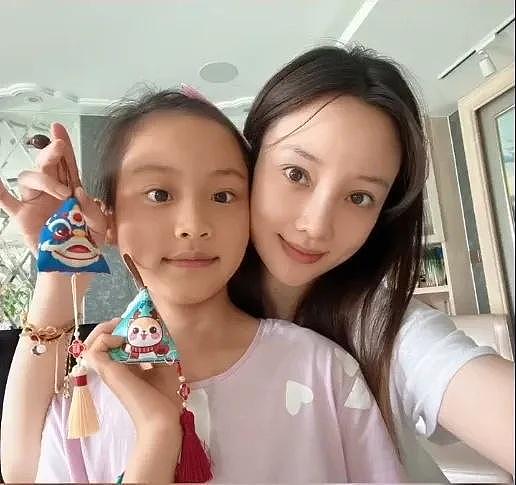 偶遇李小璐带甜馨畅享美食，皮肤白皙仍似少女，打扮嘻哈范 - 6