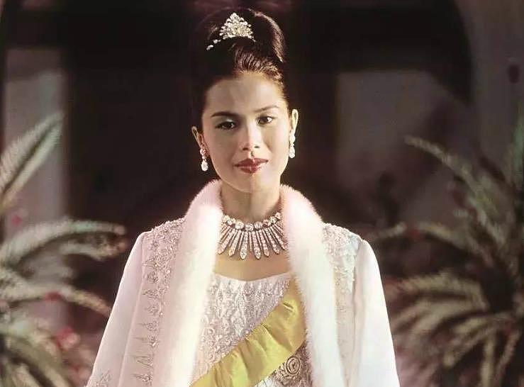 诗丽吉一次戴俩王冠，儿媳只能戴假花，都不如不丹公主戴发箍惊艳 - 3
