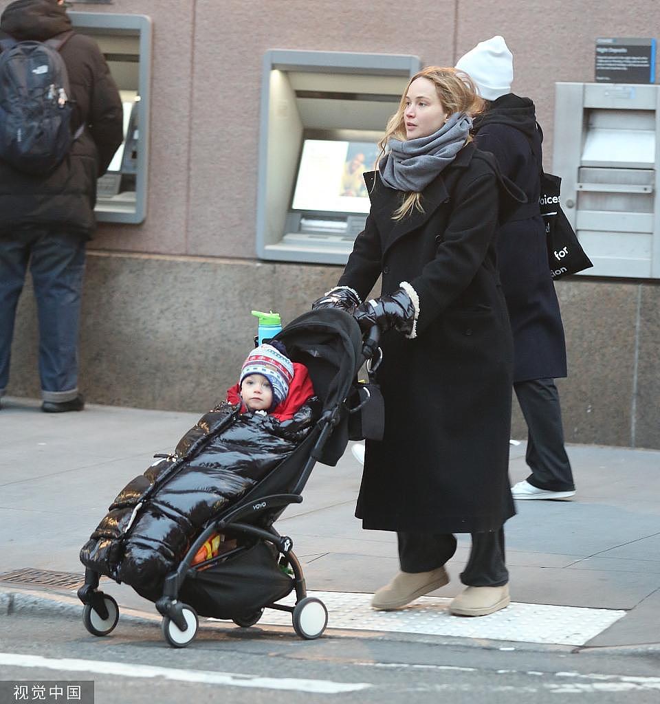 詹妮弗 · 劳伦斯推婴儿车现身纽约街头 穿黑色羽绒服简单低调 - 1