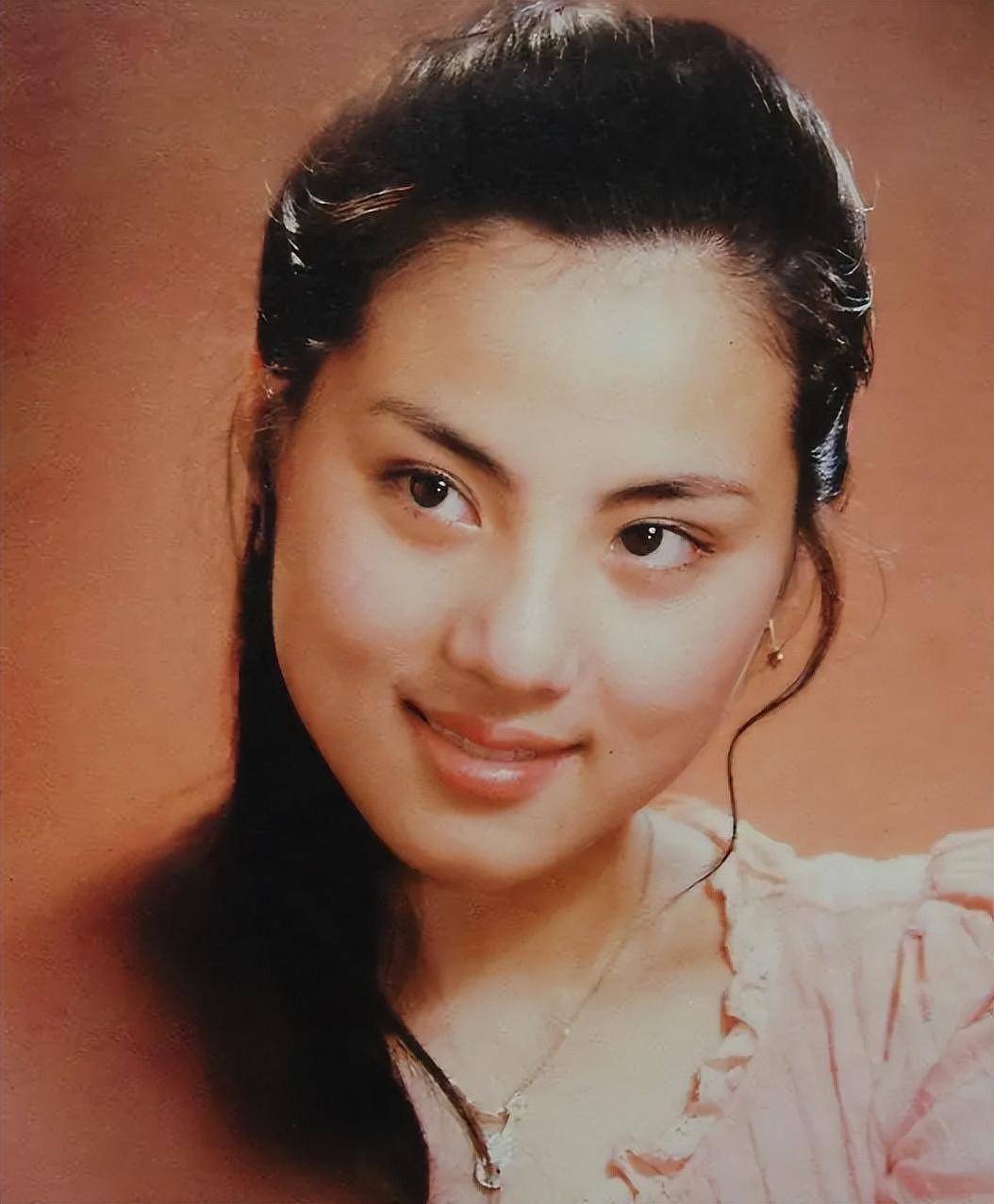 她16岁一夜成名，是“天选王熙凤”，28岁却从13楼一跃而下 - 25
