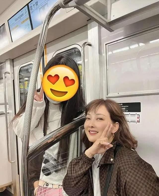 牛莉母女现身日本地铁，生图曝光，16岁刘依洋完美继承了牛莉基因 - 5