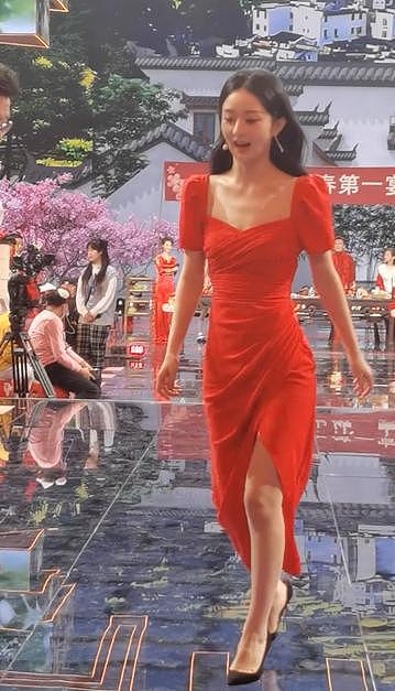 赵丽颖 2023 北京台春晚彩排路透 红裙造型大气美丽似何幸福 - 2