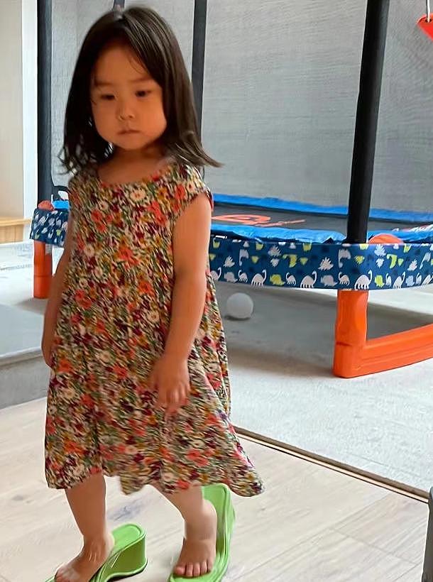 严屹宽 3 岁女儿偷穿高跟鞋 开心耍酷表情可爱 - 3