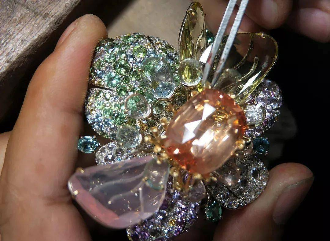 盐设计·丰吉：因为签证阴差阳错地学起珠宝设计，她以宝石为颜料复活了印象派 - 4