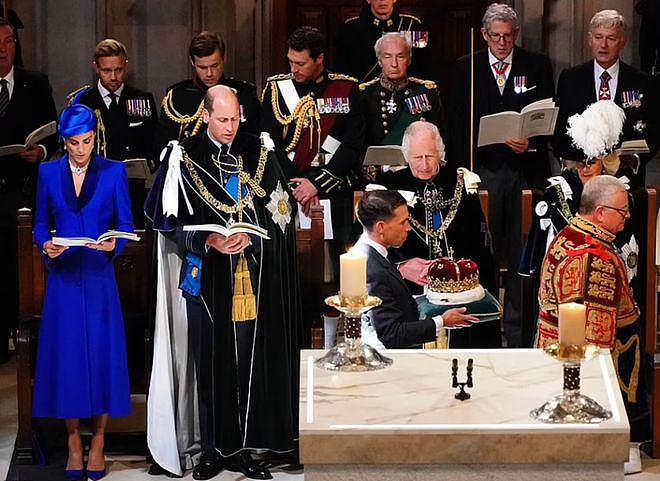 凯特王妃一身皇家蓝亮相英王苏格兰加冕礼，戴已故女王项链 - 7