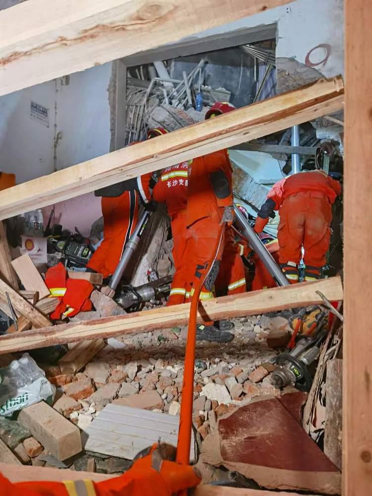 长沙居民自建房倒塌事故现场，第 6 名受困人员获救！ - 2