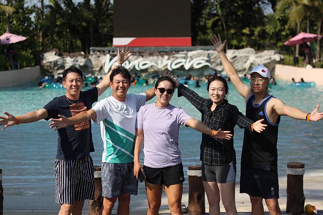 华欣站夺冠后，朱琳与男友兼教练宫灏（左二）以及其他团队成员到水上乐园庆祝