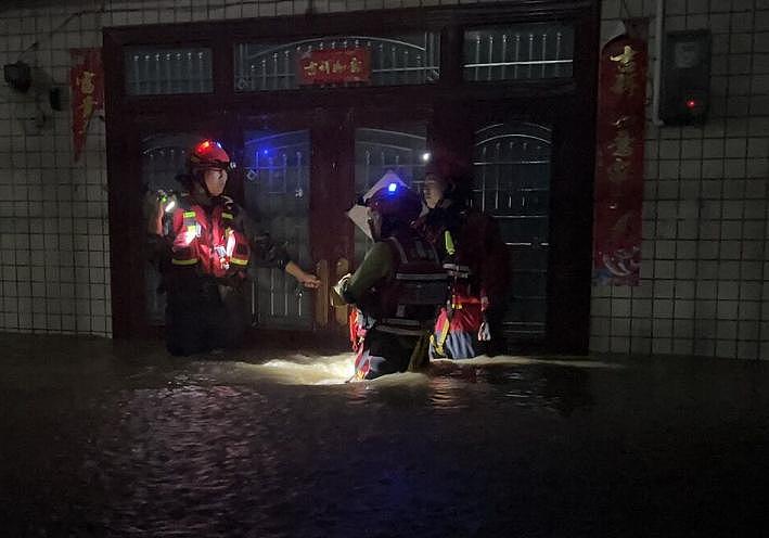 房屋坍塌！人员被困！贵州多地继续遭遇特大暴雨，救援紧急展开中… - 5