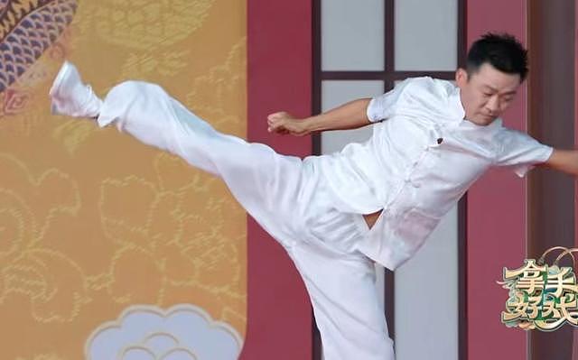 王宝强登央视表演武术，一身白衣挺拔帅气，抬腿劈叉现场掌声雷动 - 4