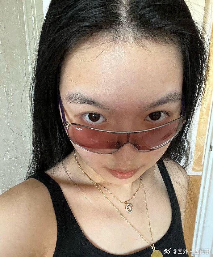 李咏女儿停更六个月后晒自拍照，素颜出镜状态好 - 4