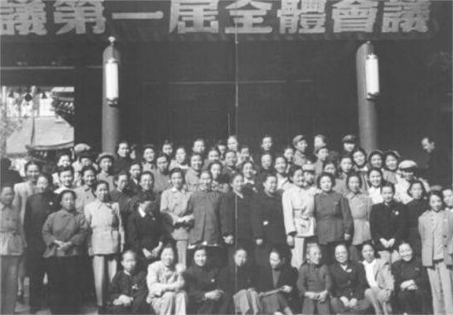 49年周总理宣布一项任命，傅作义当场掩面大哭，会议被迫暂时停止 - 1