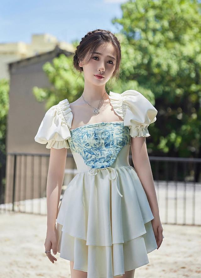 虞书欣公主裙编发造型释出 蓝白配色清新可爱 - 1