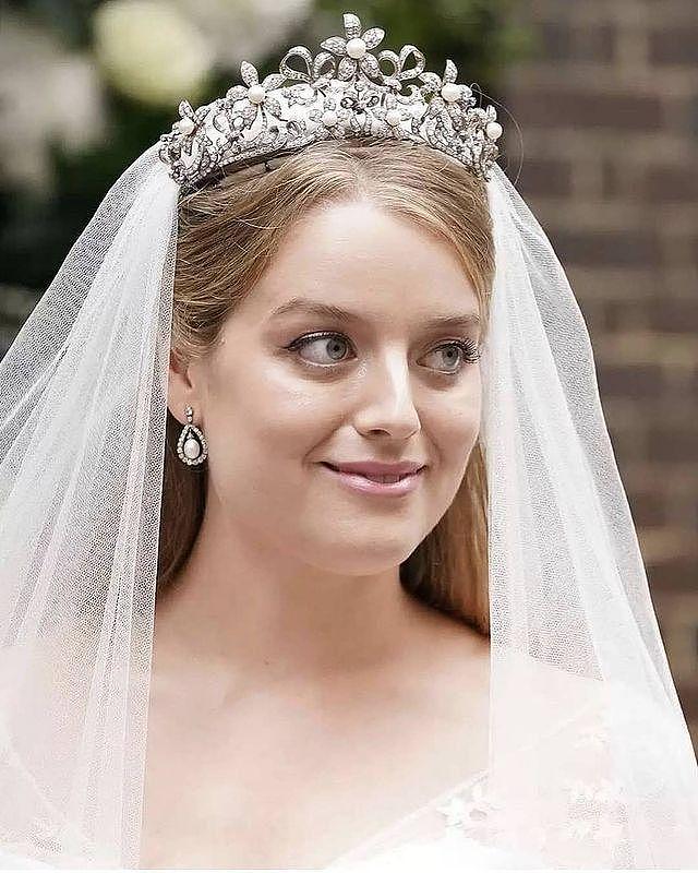 英国王室成员奥美结婚了，花卉王冠好梦幻，婚礼场景浪漫古典 - 5